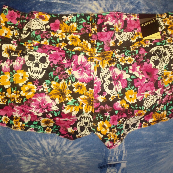 Lovesick (Hot Topic) Hawaiian Floral Skull Shorts - Picture 7 of 8